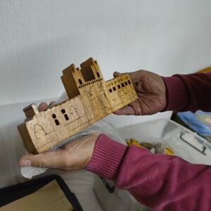 Recuerdo de madera con forma de iglesia