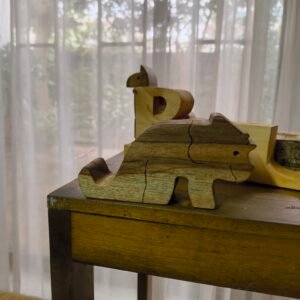 Base de celular en madera con forma de dinosaurio/ Triceratops